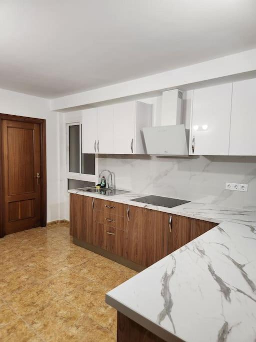 Апартаменты Lujoso Apartamento Vacacional Каррисаль Экстерьер фото